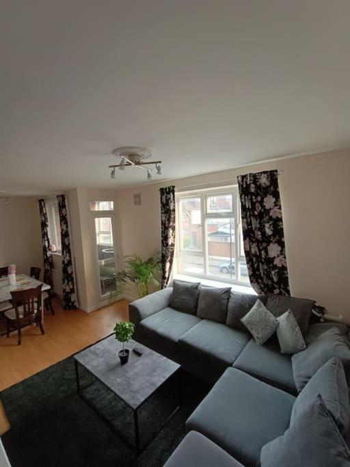 Spacious 3 Bed Flat Opp Springfield Park, Hackney. Londen