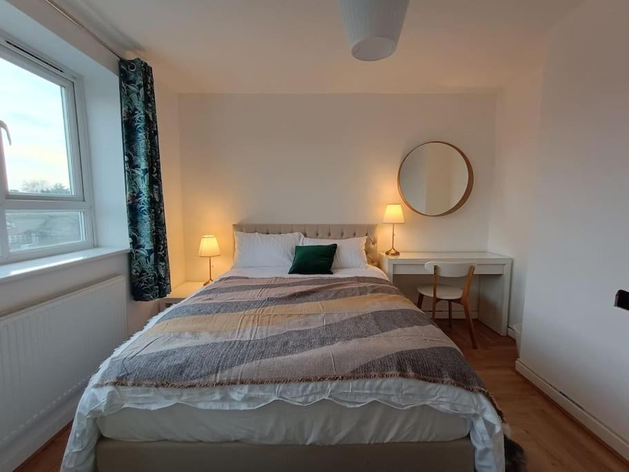 Spacious 3 Bed Flat Opp Springfield Park, Hackney. * Londen