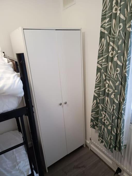 Spacious 3 Bed Flat Opp Springfield Park, Hackney. Appartement