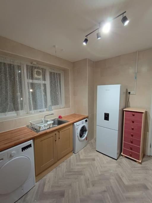 Spacious 3 Bed Flat Opp Springfield Park, Hackney. Appartement *