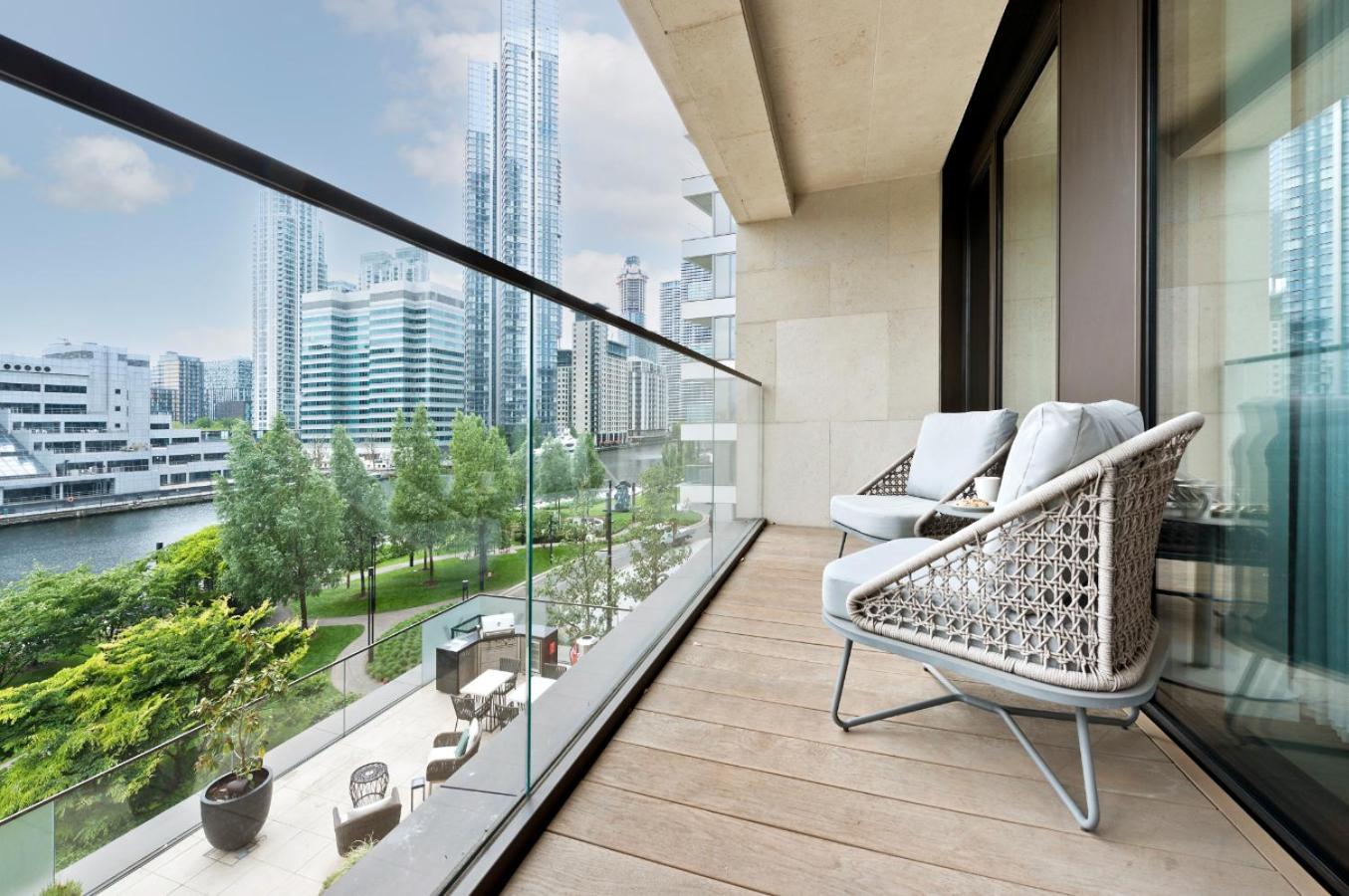 Elegant And Modern In Canary Wharf Right Next To Thames
