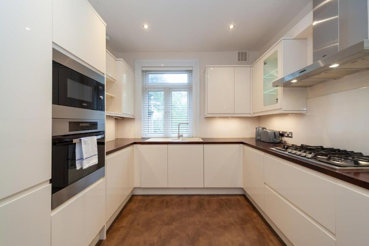 Spacious 2 Bedroom Maisonette In Stratford Apartment London