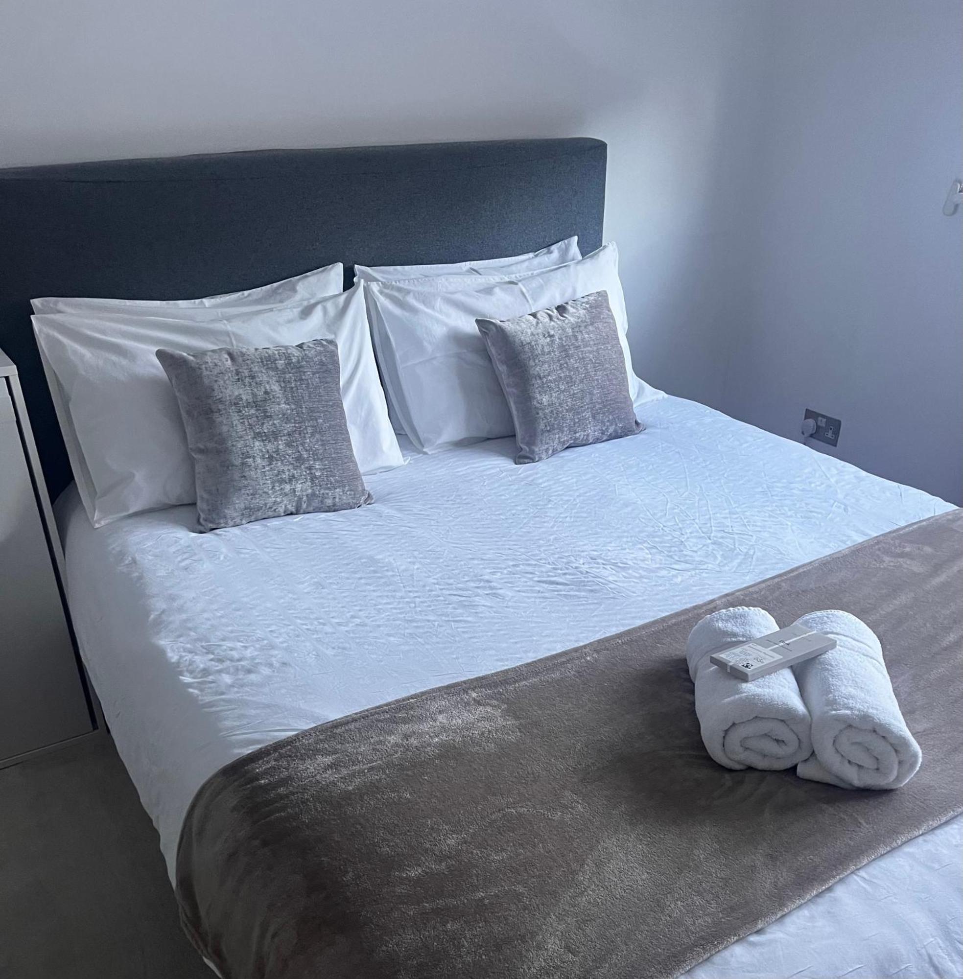 Apartment Hyde Park,3 Min Walk,family Home! 2 Bedrooms & 2 Bathrooms Apartment! Fantastic Location *