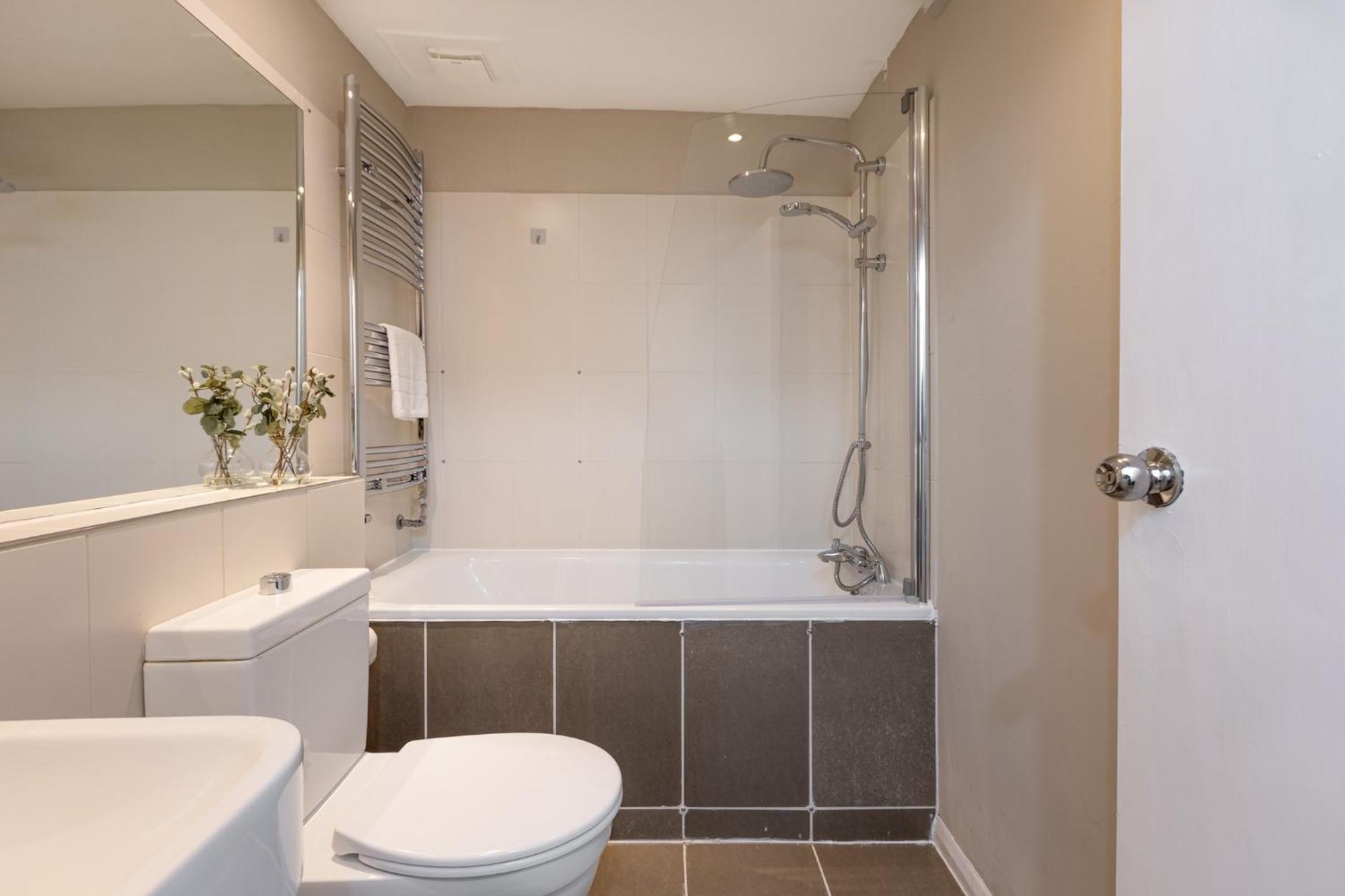 Bright & Stylish 1br, 5min Kensington Olympia Tube * Londen