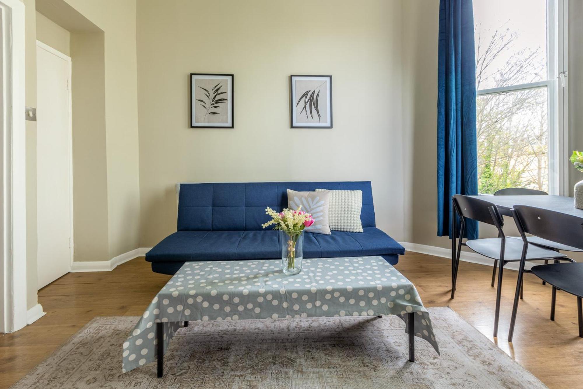 Bright & Stylish 1br, 5min Kensington Olympia Tube Londen