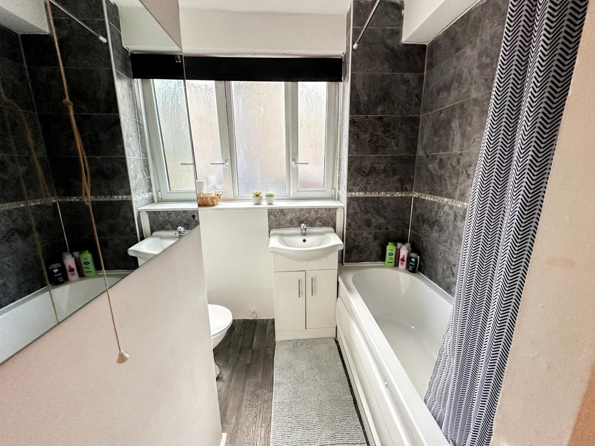 Vibrant 3 Bedrooms Flat With Private Balcony Near Finsbury Park, Wood Green Apartamento *