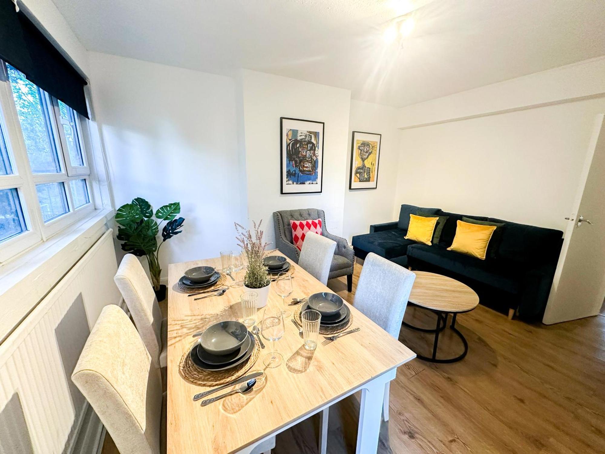 Vibrant 3 Bedrooms Flat With Private Balcony Near Finsbury Park, Wood Green * Londres