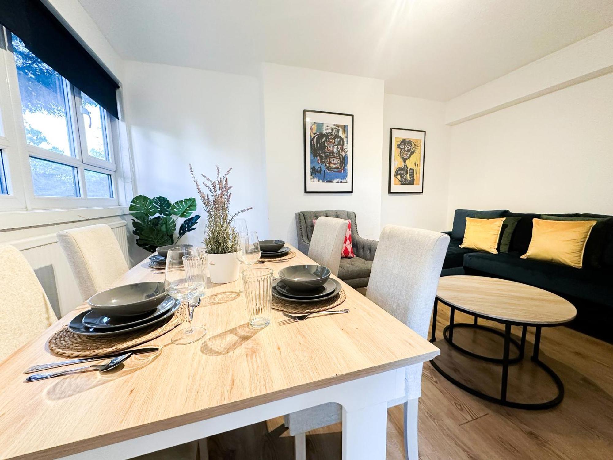 Vibrant 3 Bedrooms Flat With Private Balcony Near Finsbury Park, Wood Green * Londres