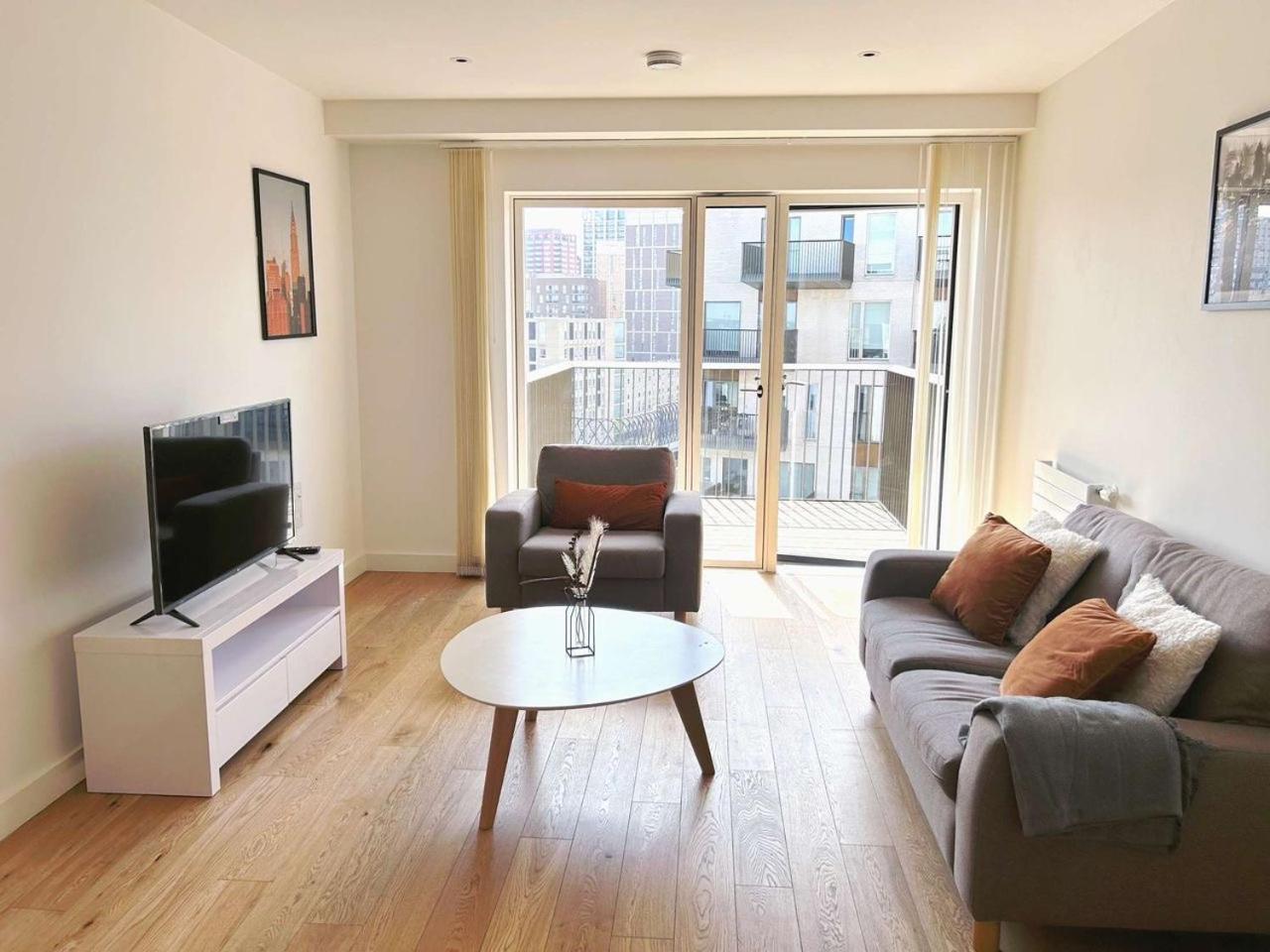 Apartment-newham-sleeps2-balcony-89ws *