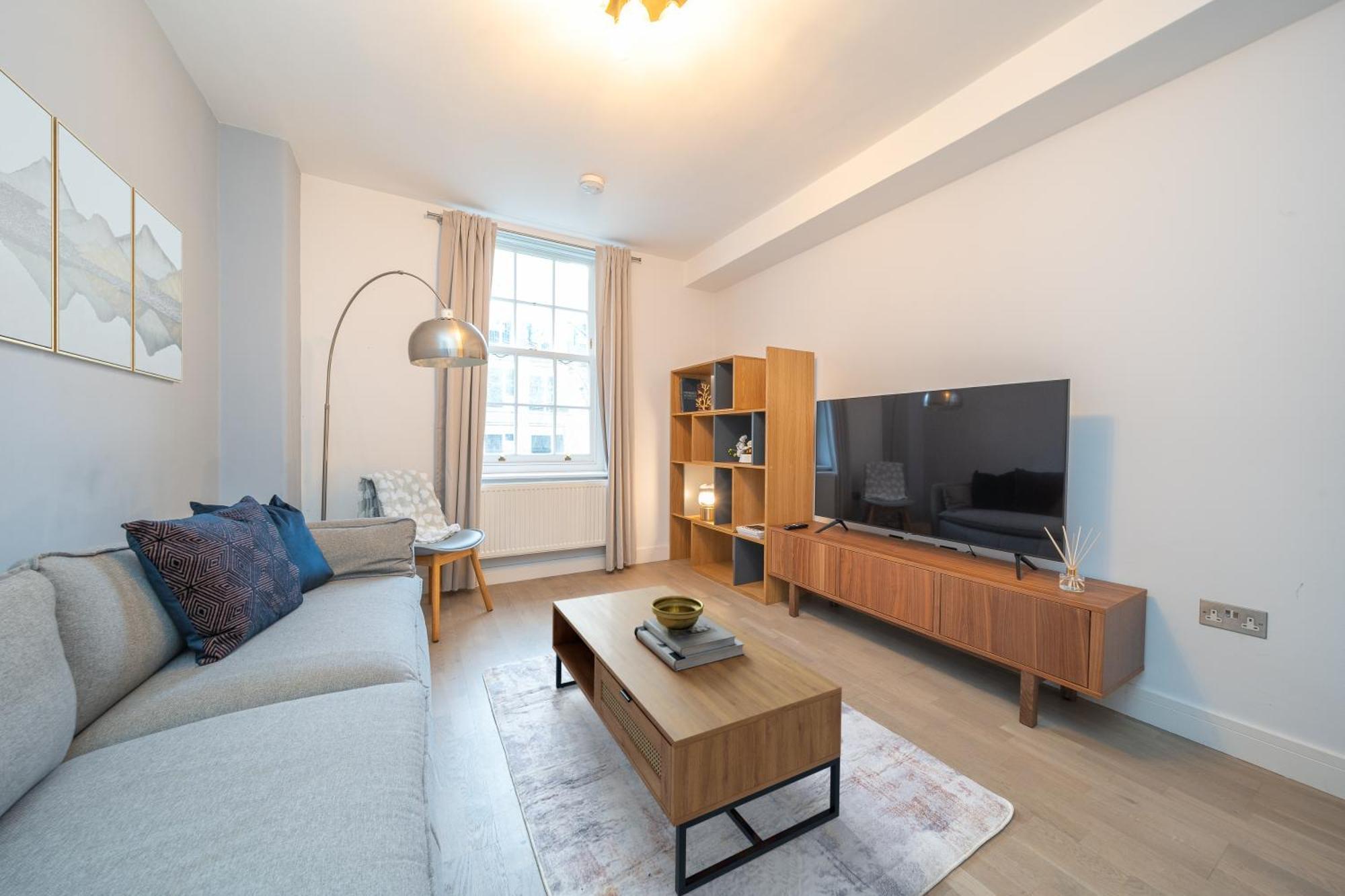 Apartment Charming 2 Bedroom Flat In *