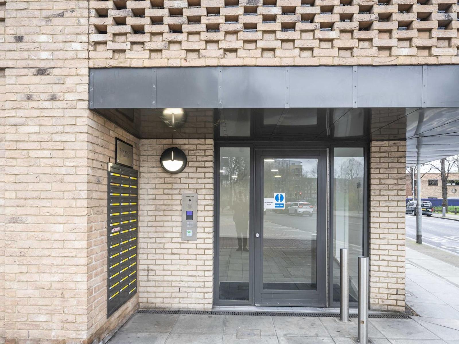 Near Tower Bridge And Tube Pass The Keys Appartement Londen