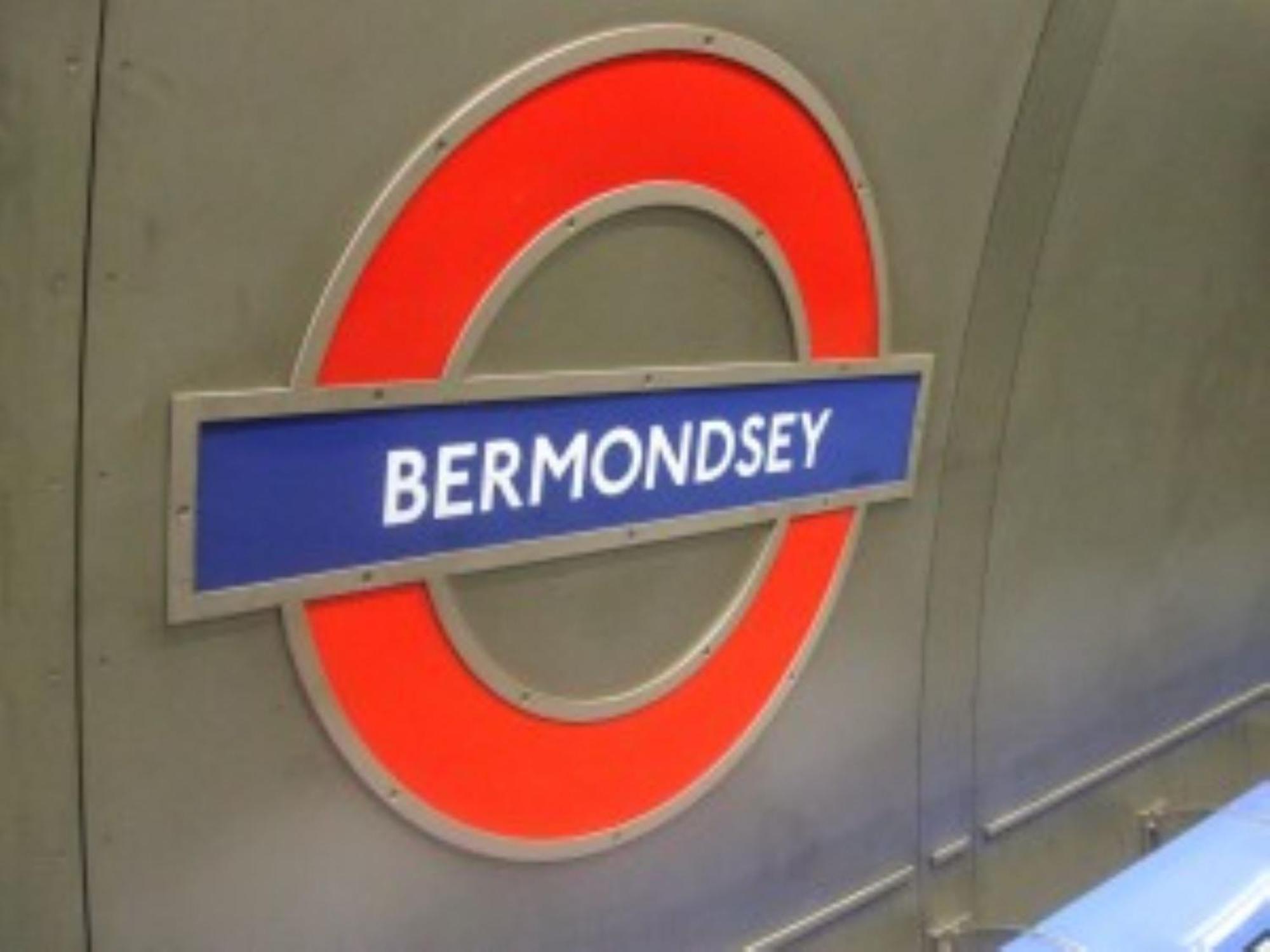 Near Tower Bridge And Tube Pass The Keys * Londen