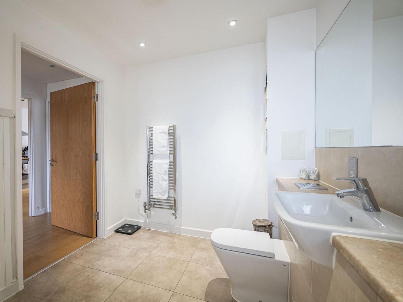 Appartement Near Tower Bridge And Tube Pass The Keys Londen