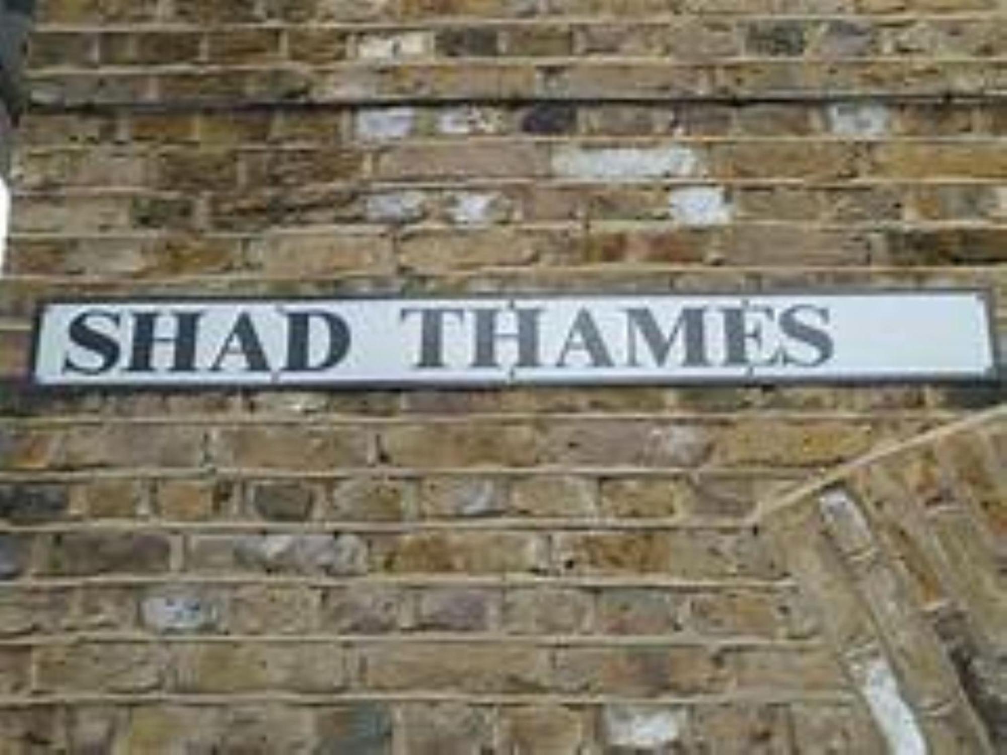 Near Tower Bridge And Tube Pass The Keys Londen