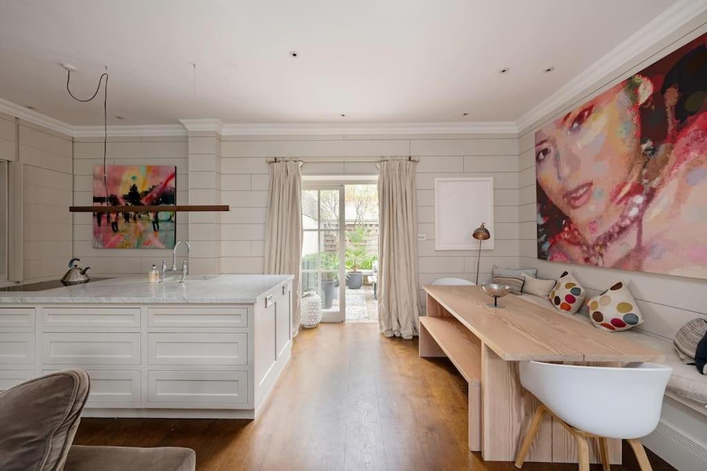 Perfect British Mews - Beautiful Garden London