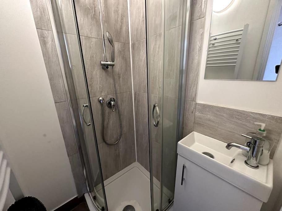 Spacious Holiday Near Tube Station - By Starlet London