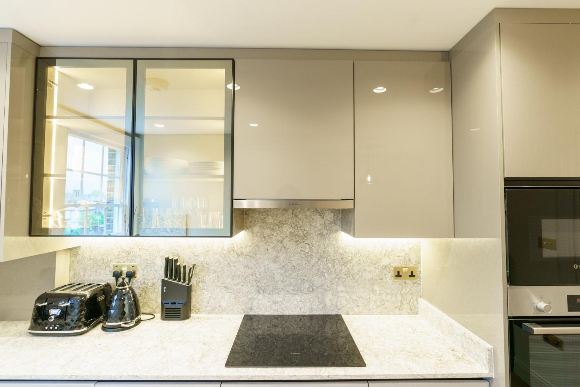 Holland Park Apartment *