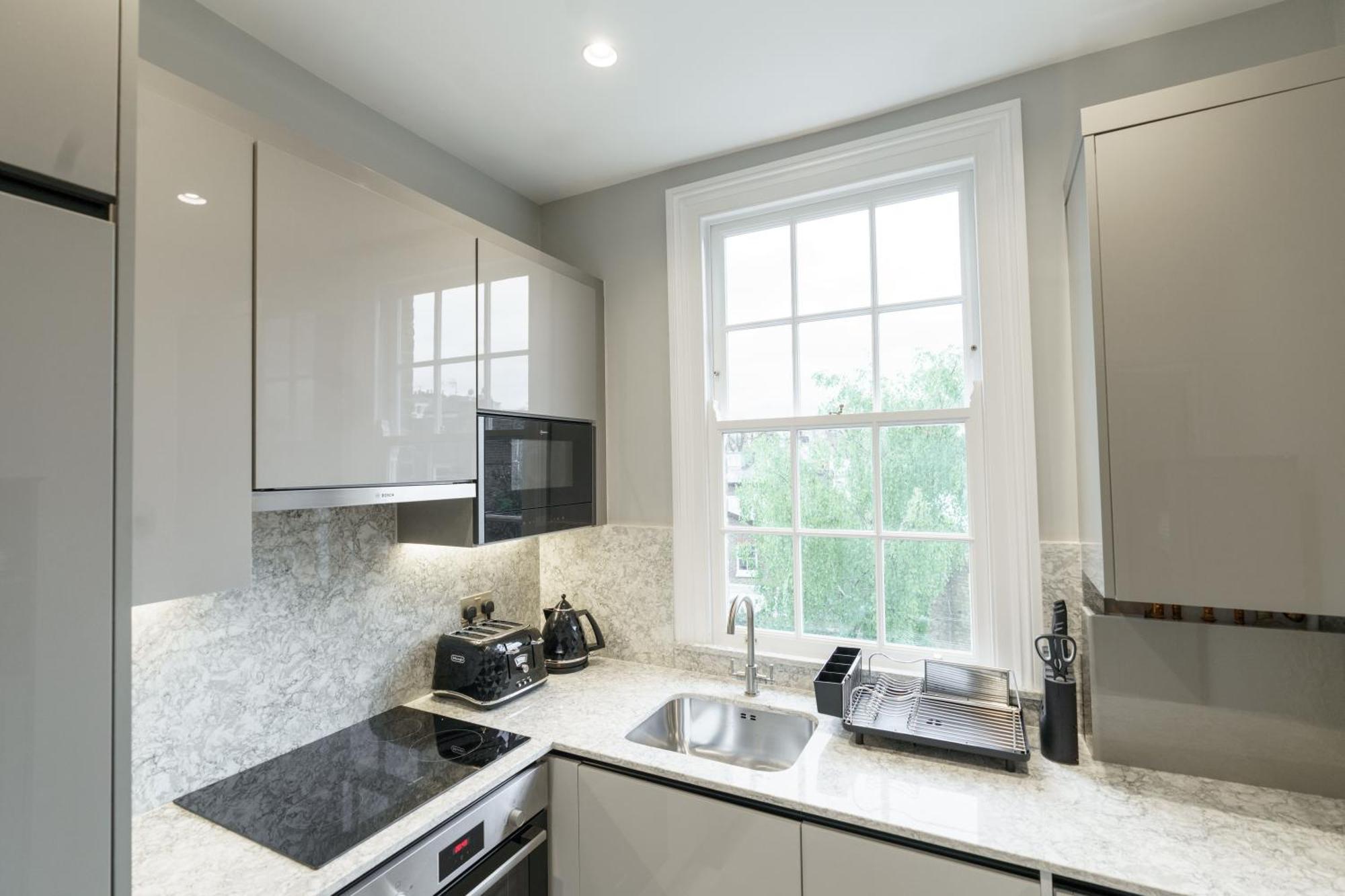 Holland Park Apartment *