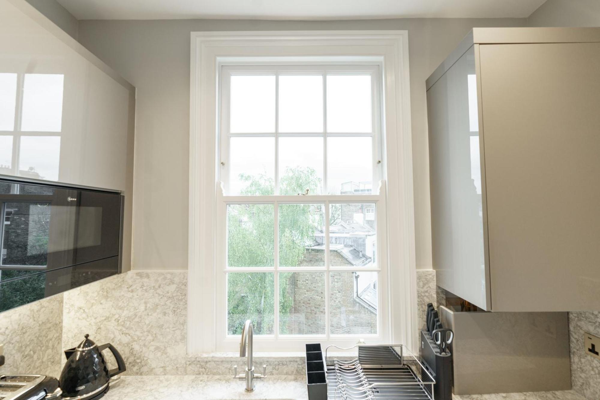 Holland Park Apartment *