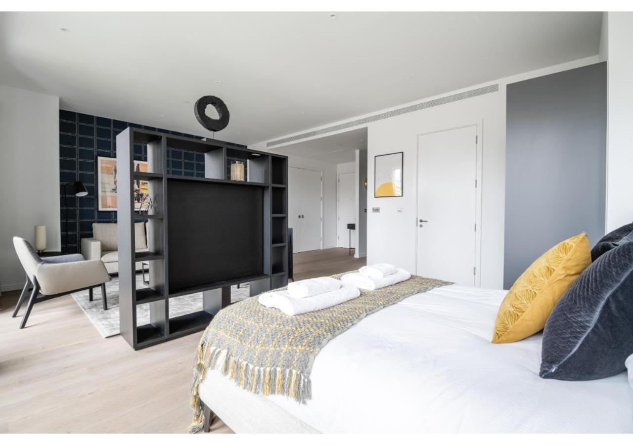 Elegant And Modern In Canary Wharf Right Next To Thames London