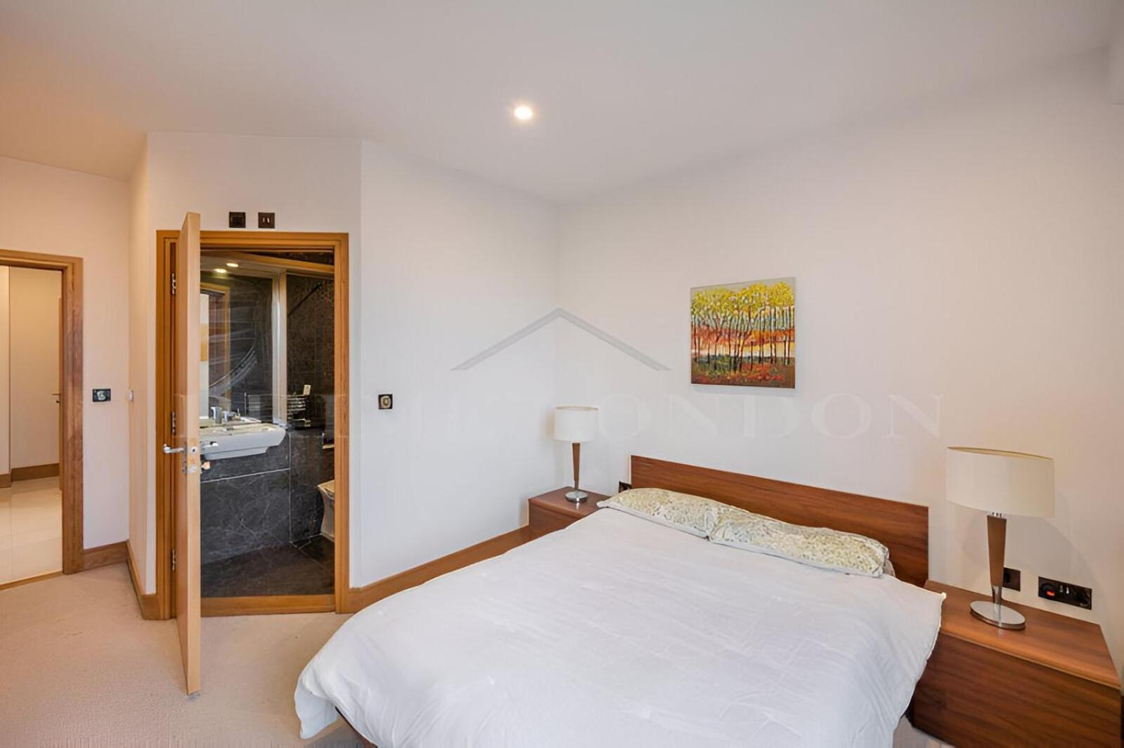Still Life Euston Deluxe Apartment London