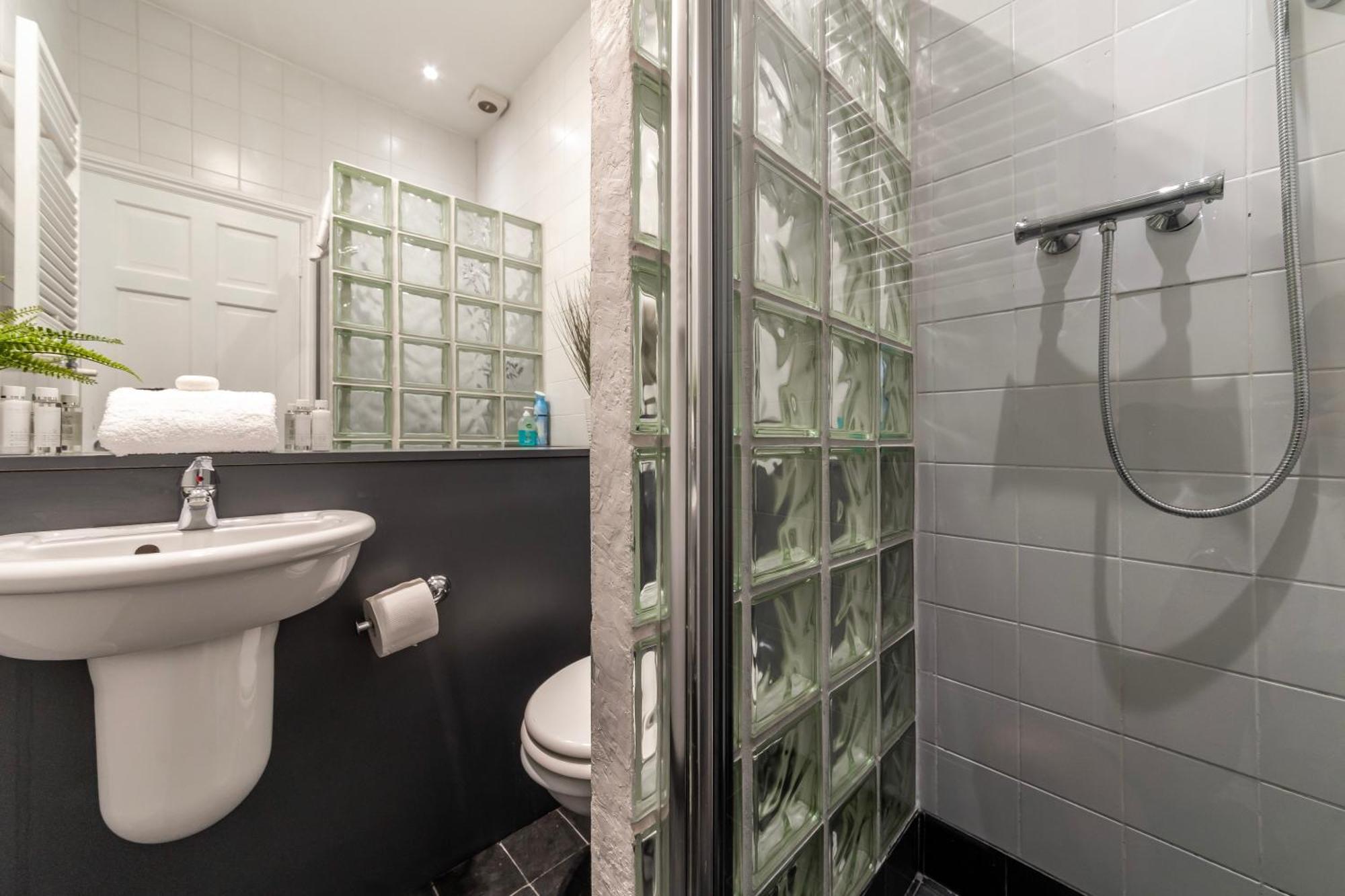 The Secret Kensington Garden Mews-2 Bedroom Full House-2 Train Lines- Spacious-kings Road- Harrods -chelsea Stadium-private Small Patio Feriehus London