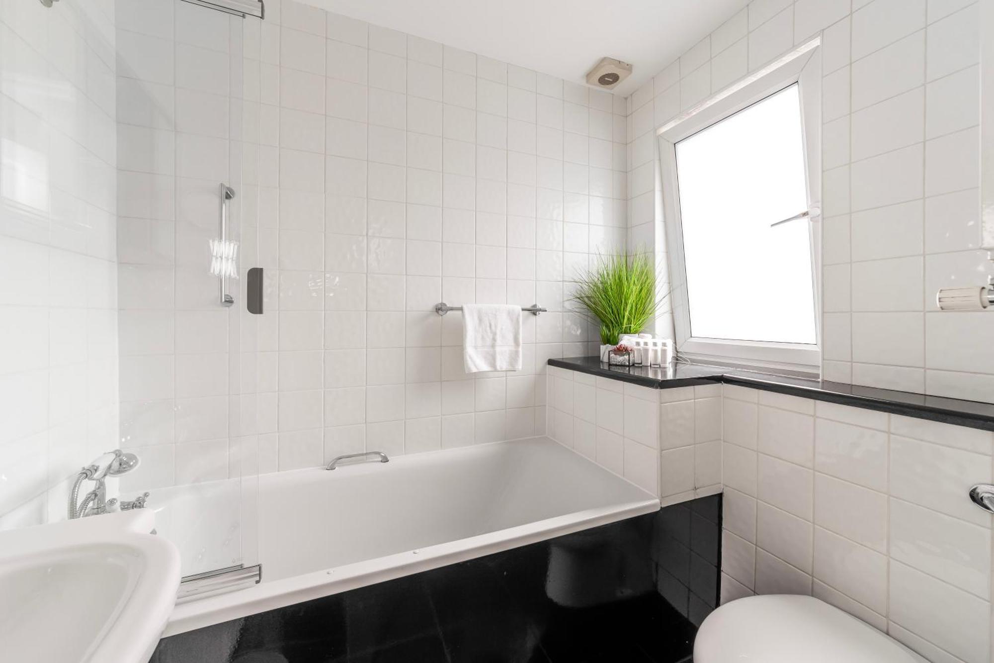 Feriehus The Secret Kensington Garden Mews-2 Bedroom Full House-2 Train Lines- Spacious-kings Road- Harrods -chelsea Stadium-private Small Patio