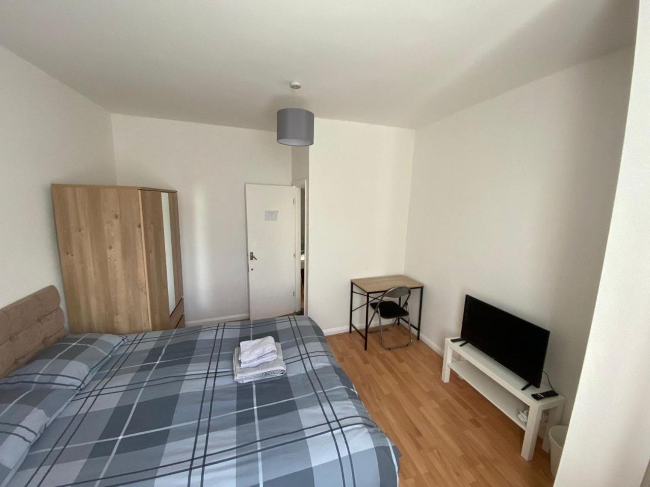 Entire 2 Bed Flat 10 Mins To Central Leilighet *