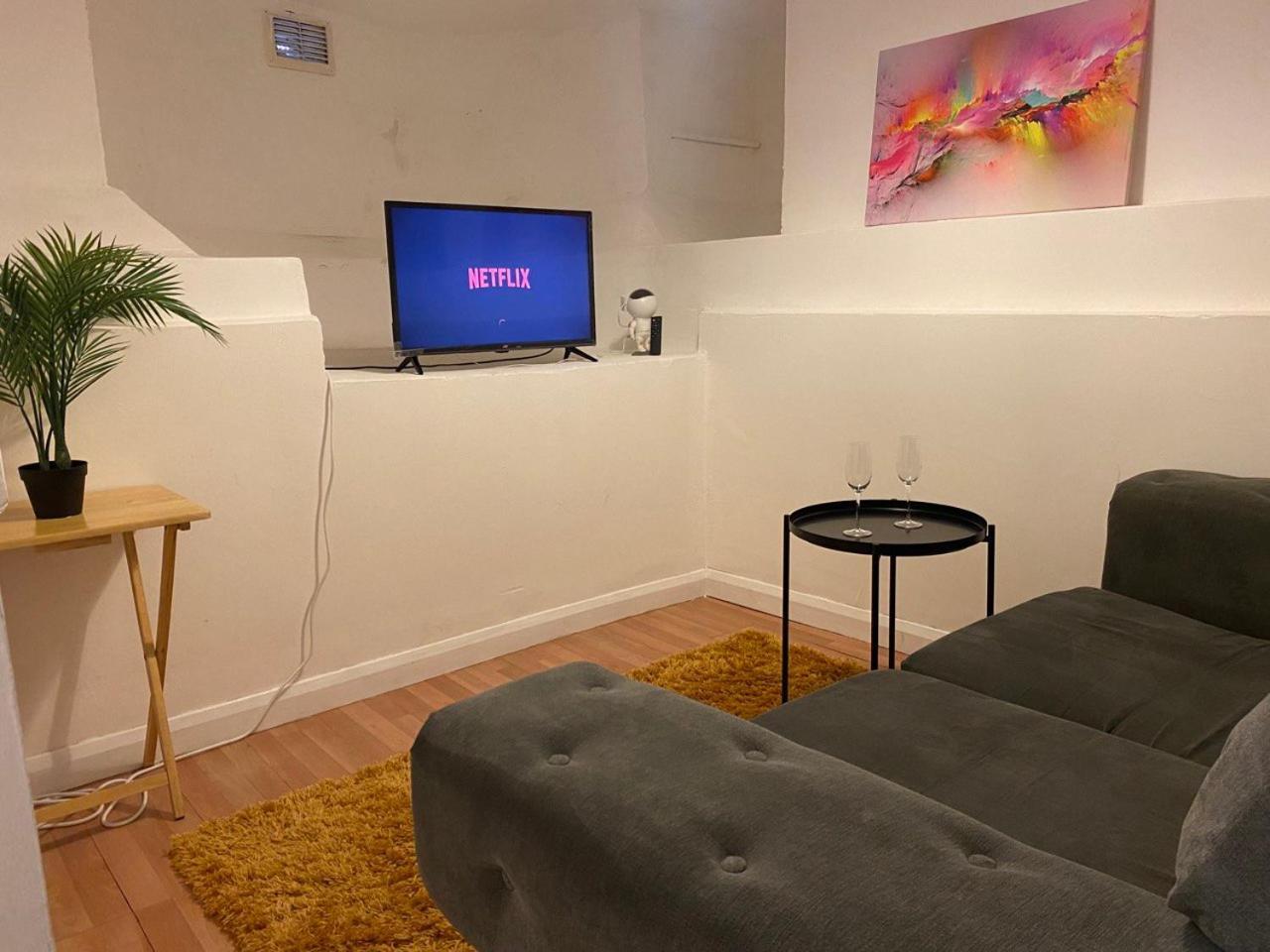 Entire 2 Bed Flat 10 Mins To Central London