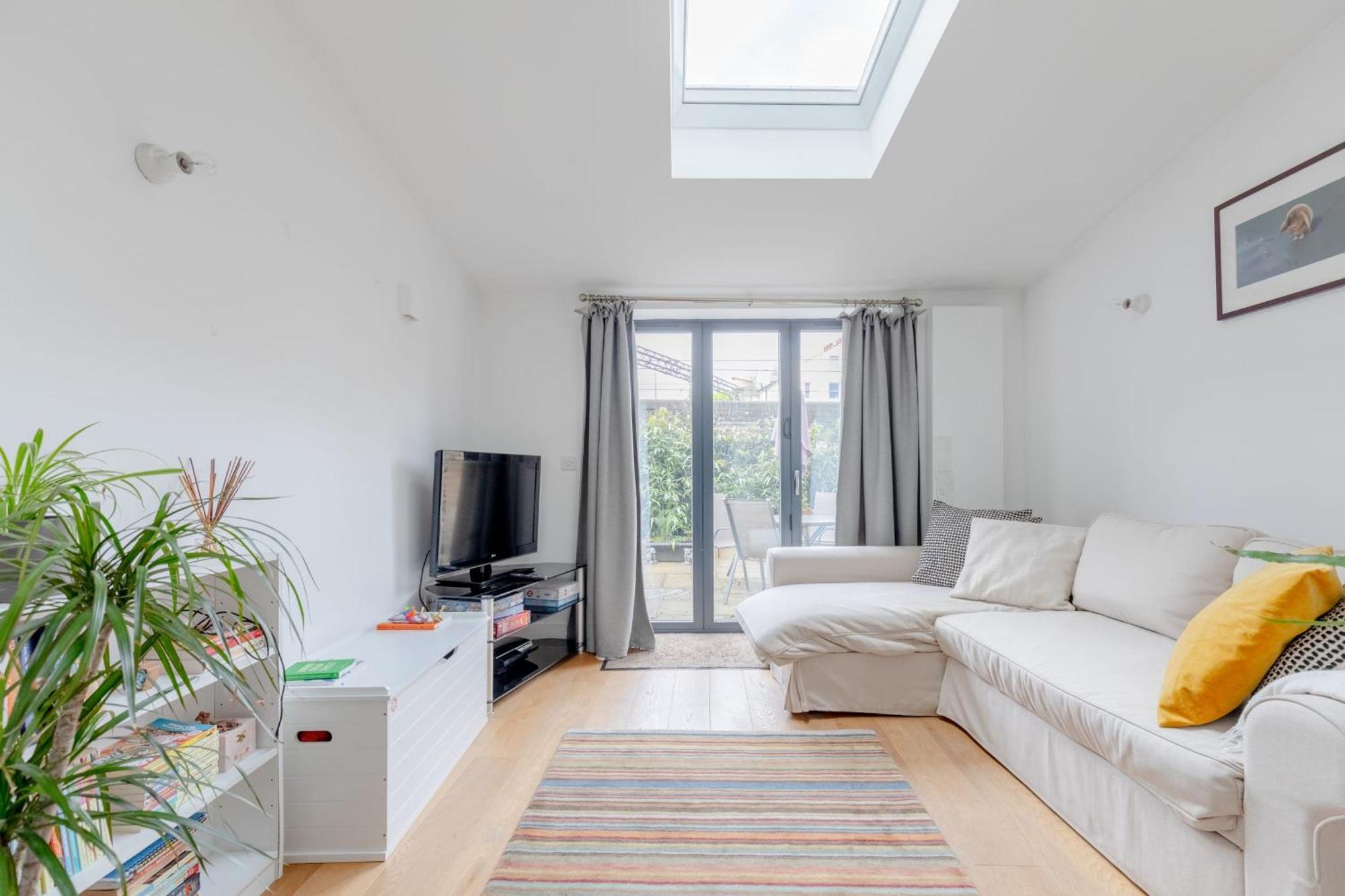 Homely 2bd Flat Wprivate Patio Near Maida Vale! London