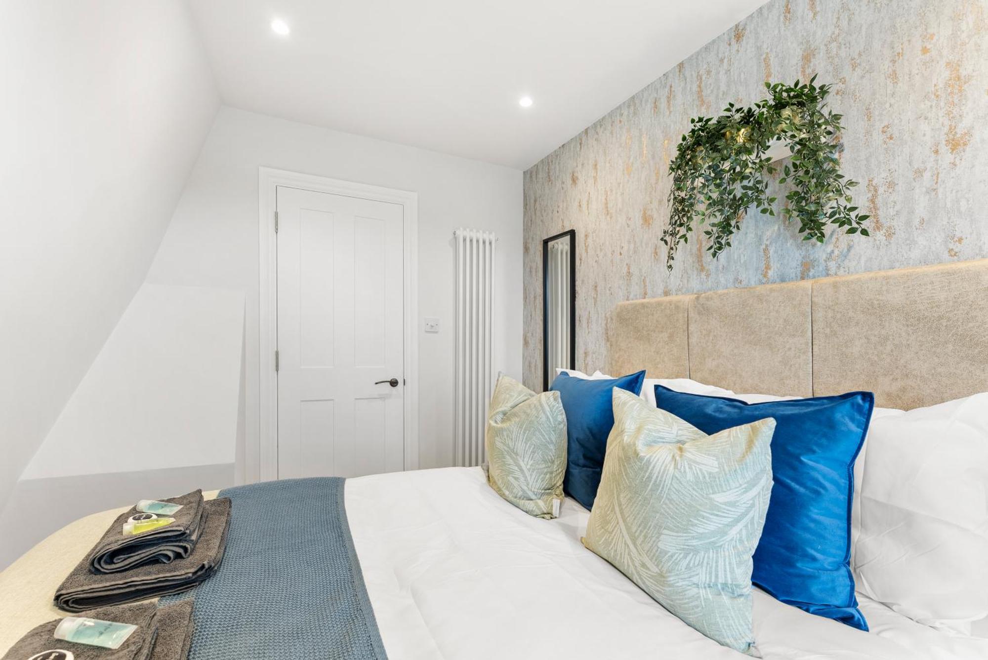 Peaceful Retreat With Balcony - Sleeps 9 Apartment *
