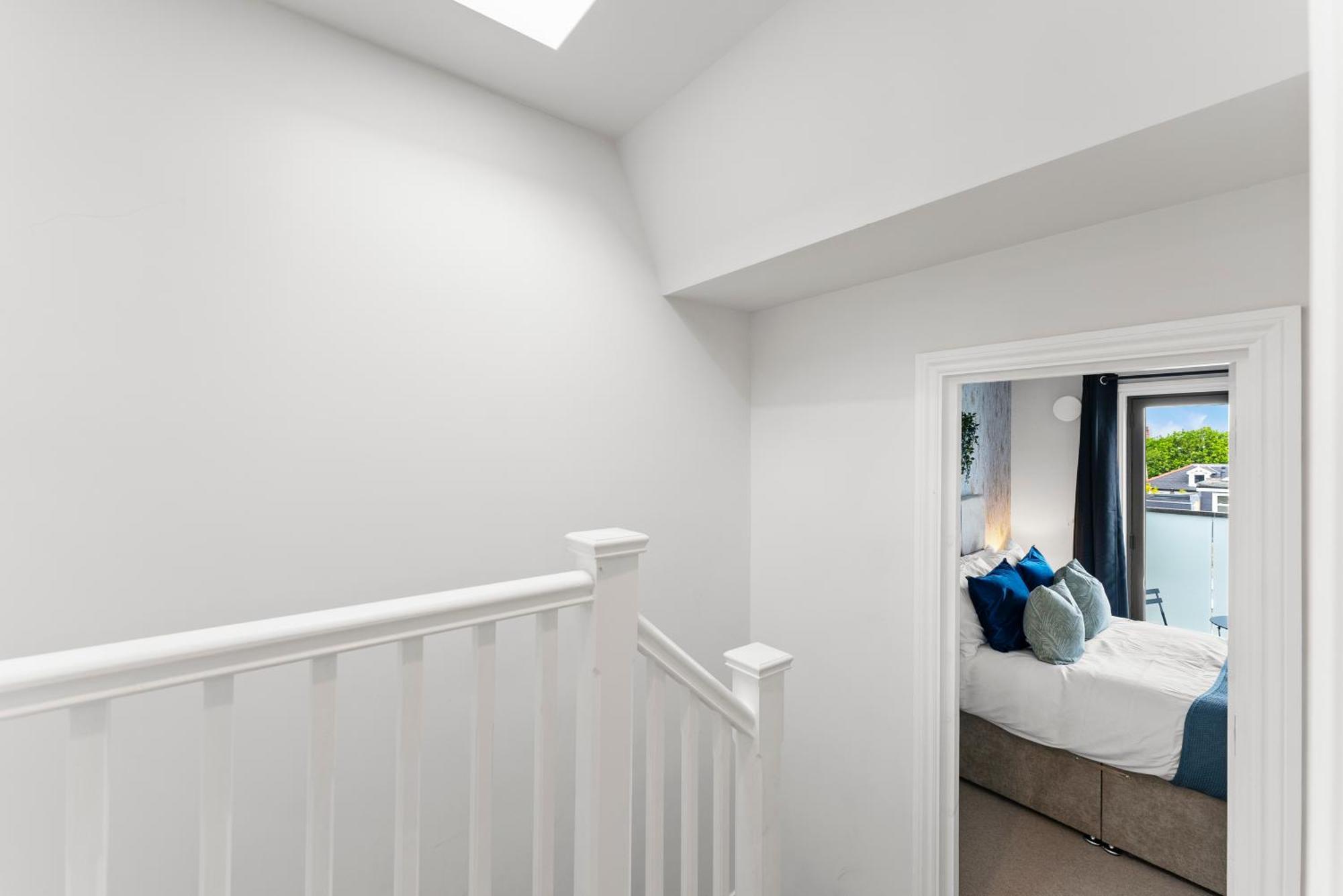 Peaceful Retreat With Balcony - Sleeps 9 London