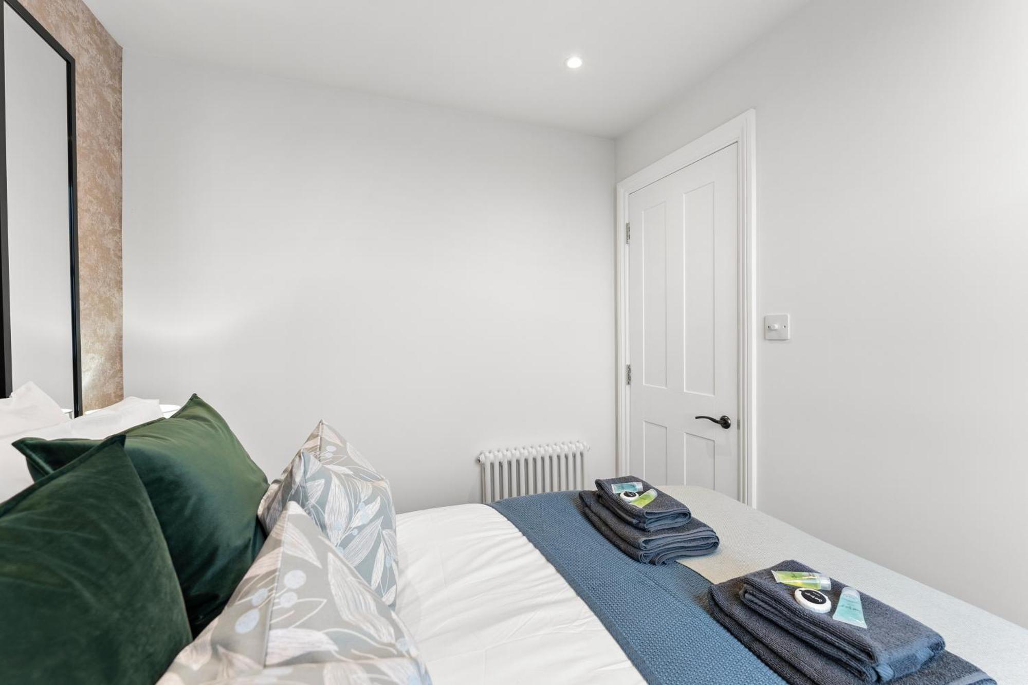 Apartment Peaceful Retreat With Balcony - Sleeps 9 *