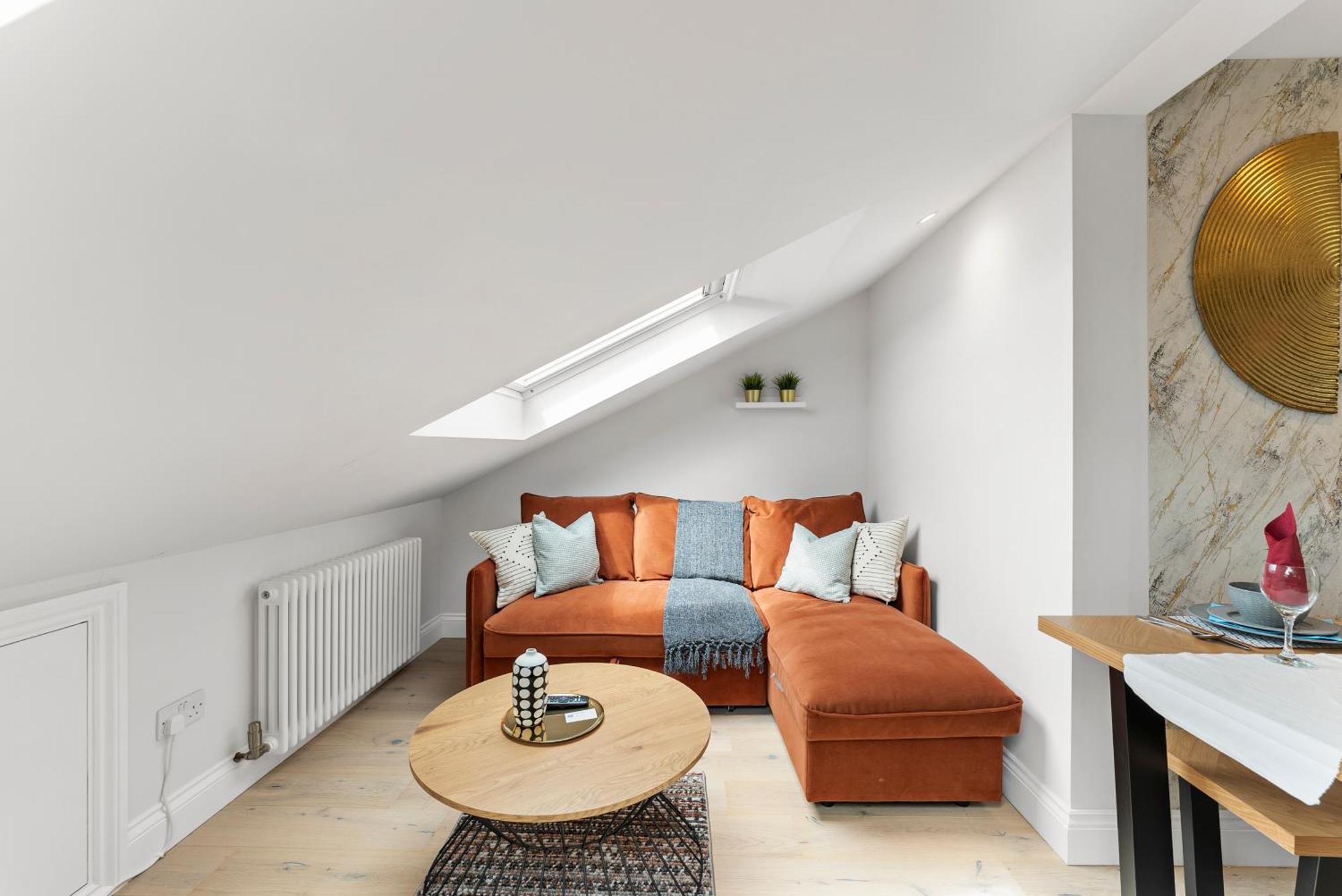 Peaceful Retreat With Balcony - Sleeps 9 * London