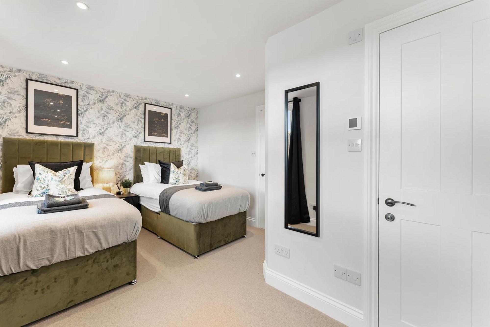 Peaceful Retreat With Balcony - Sleeps 9 London