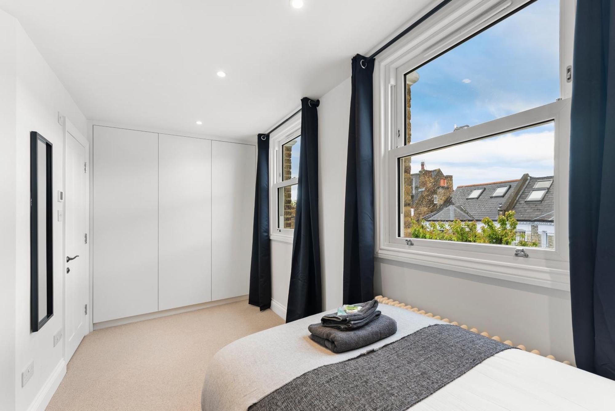 Apartment Peaceful Retreat With Balcony - Sleeps 9 London