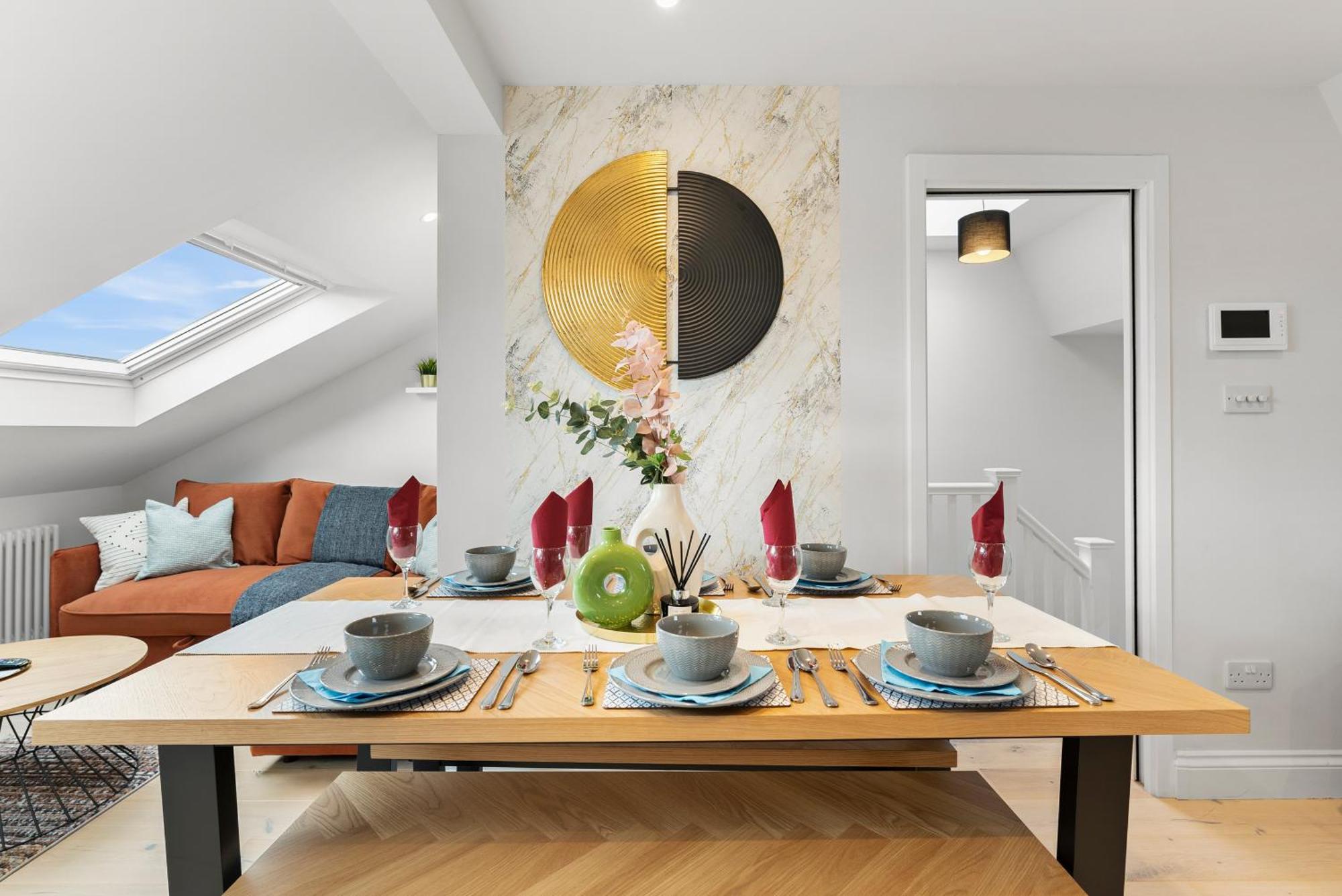 Peaceful Retreat With Balcony - Sleeps 9 * London