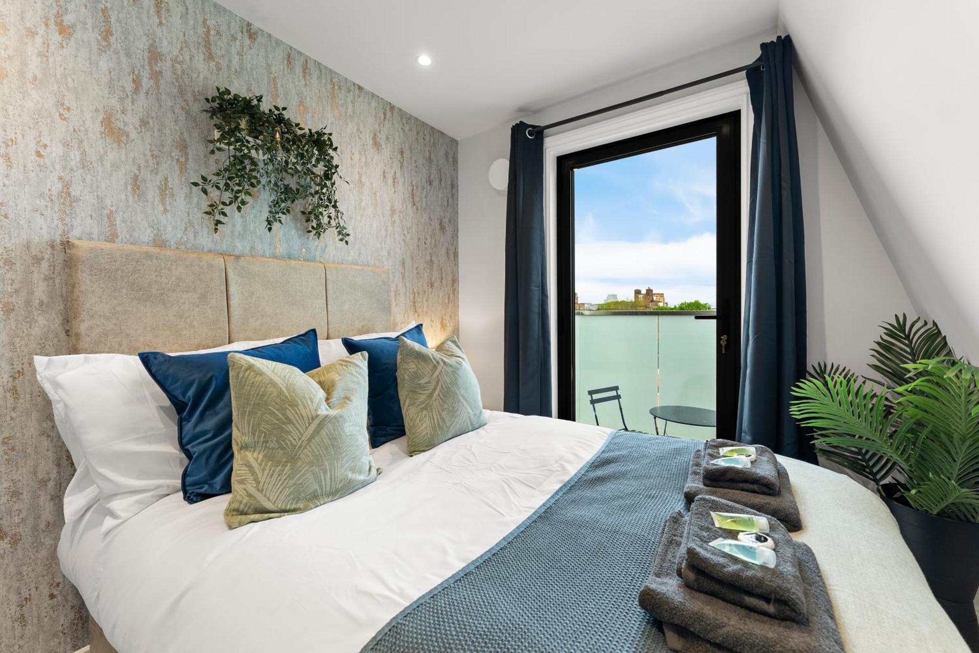 Apartment Peaceful Retreat With Balcony - Sleeps 9 *