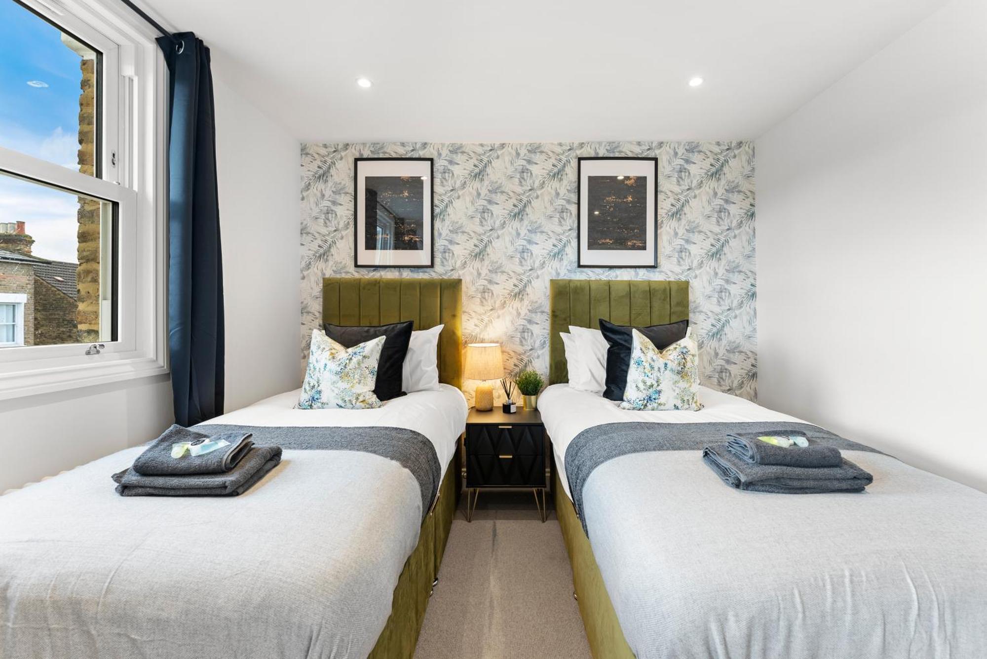 Peaceful Retreat With Balcony - Sleeps 9 *