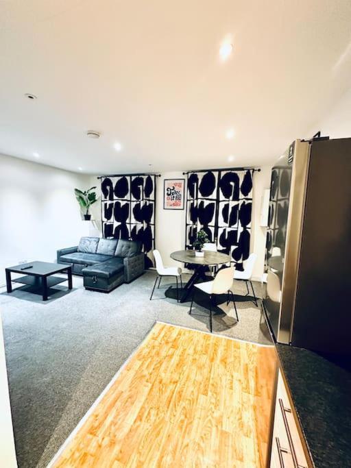 Modern 2 Bedroom Flat In Balham *