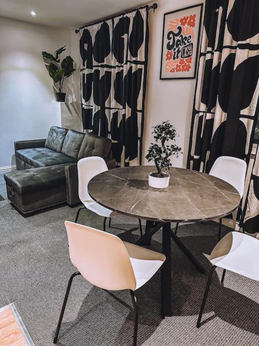 Modern 2 Bedroom Flat In Balham *