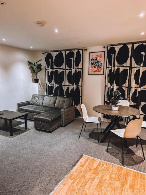Modern 2 Bedroom Flat In Balham *