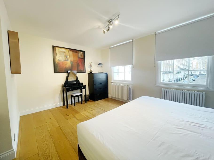 4 Bedroom Townhouse Seconds Away From Harrods Apartment