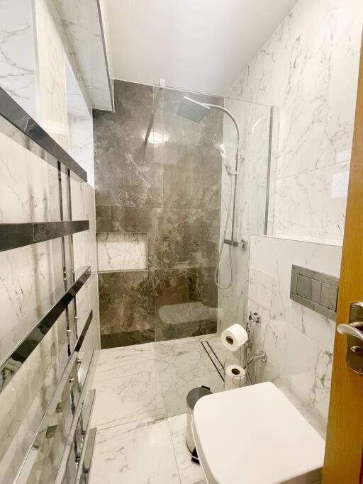 Apartment 4 Bedroom Townhouse Seconds Away From Harrods London