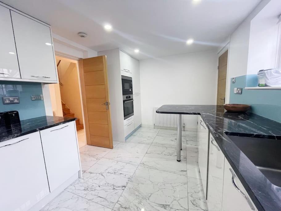 4 Bedroom Townhouse Seconds Away From Harrods London