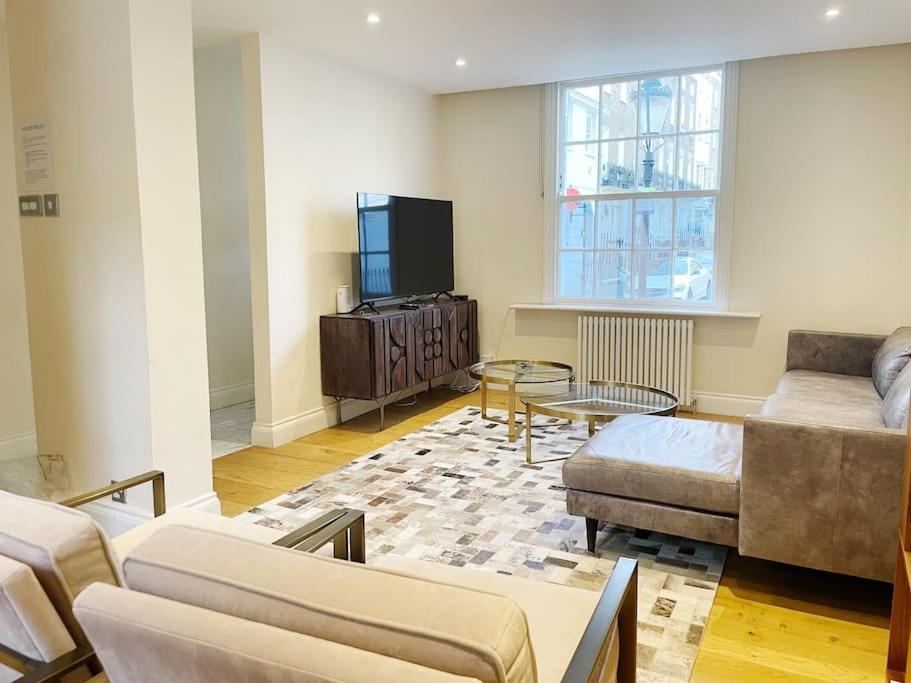4 Bedroom Townhouse Seconds Away From Harrods *