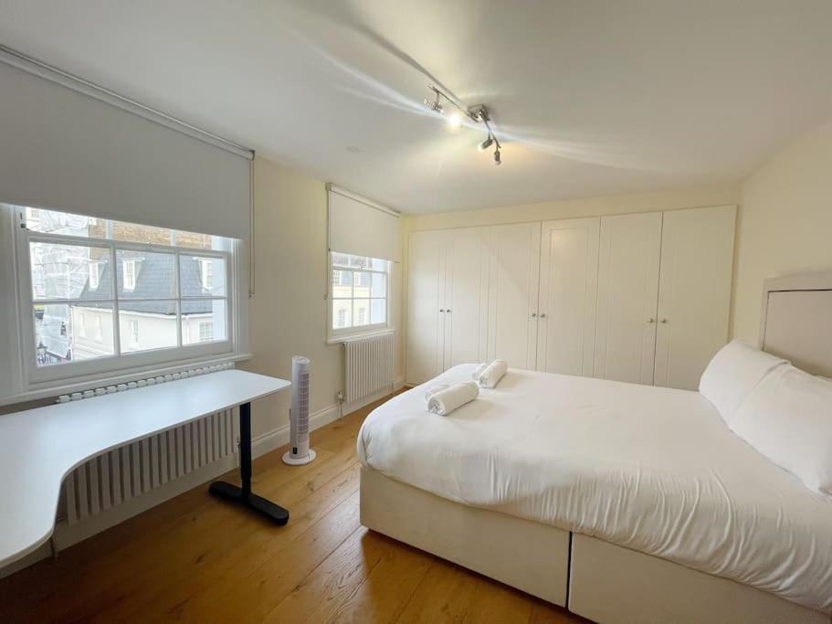 4 Bedroom Townhouse Seconds Away From Harrods Apartment *