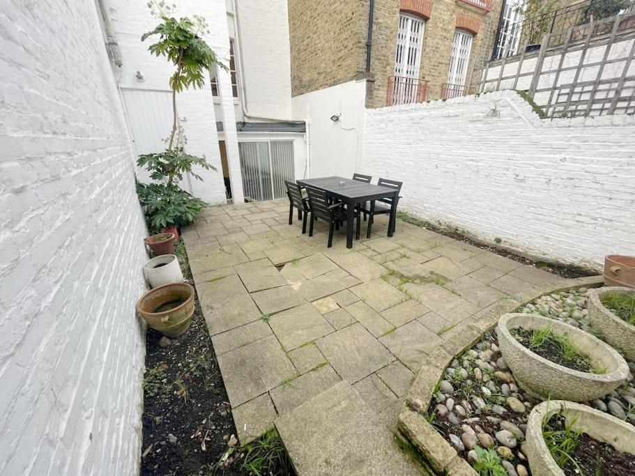 4 Bedroom Townhouse Seconds Away From Harrods Apartment
