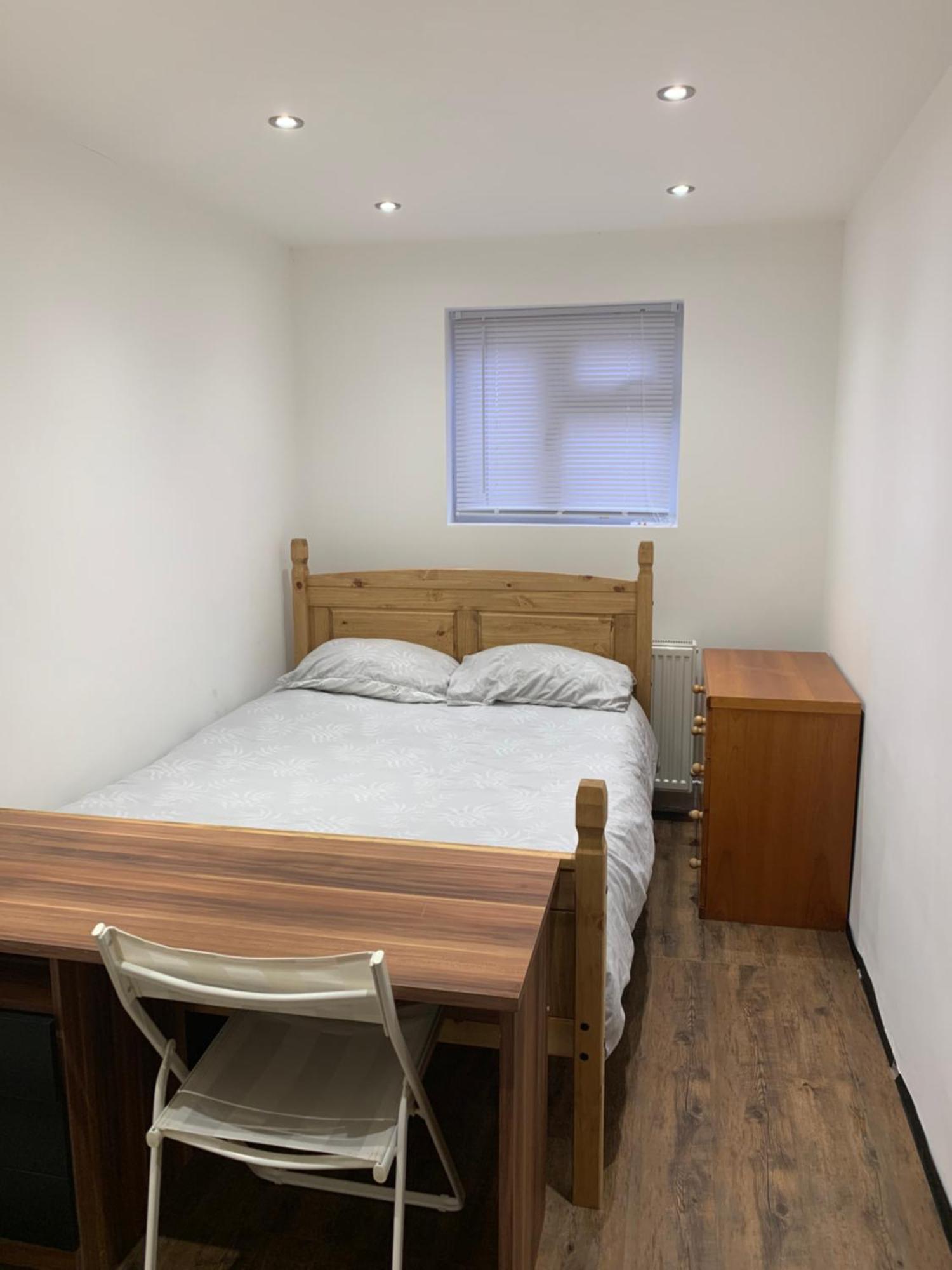Homestay Private Renovated With Standard Size Brown Desk In Se9 6pg