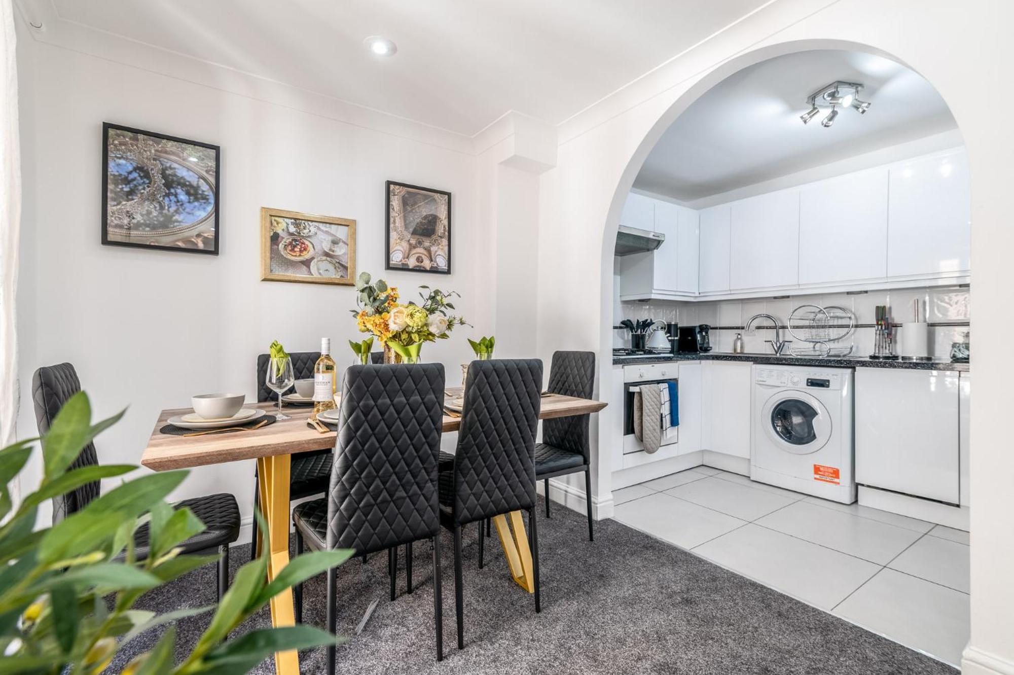 Charming 3-bedroom Townhouse Balcony Londen